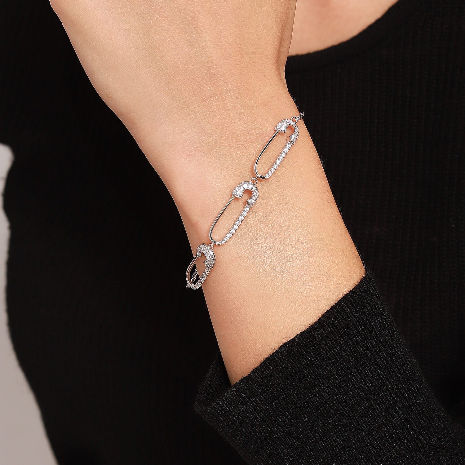 The new simple and exquisite light luxury diamond bracelet