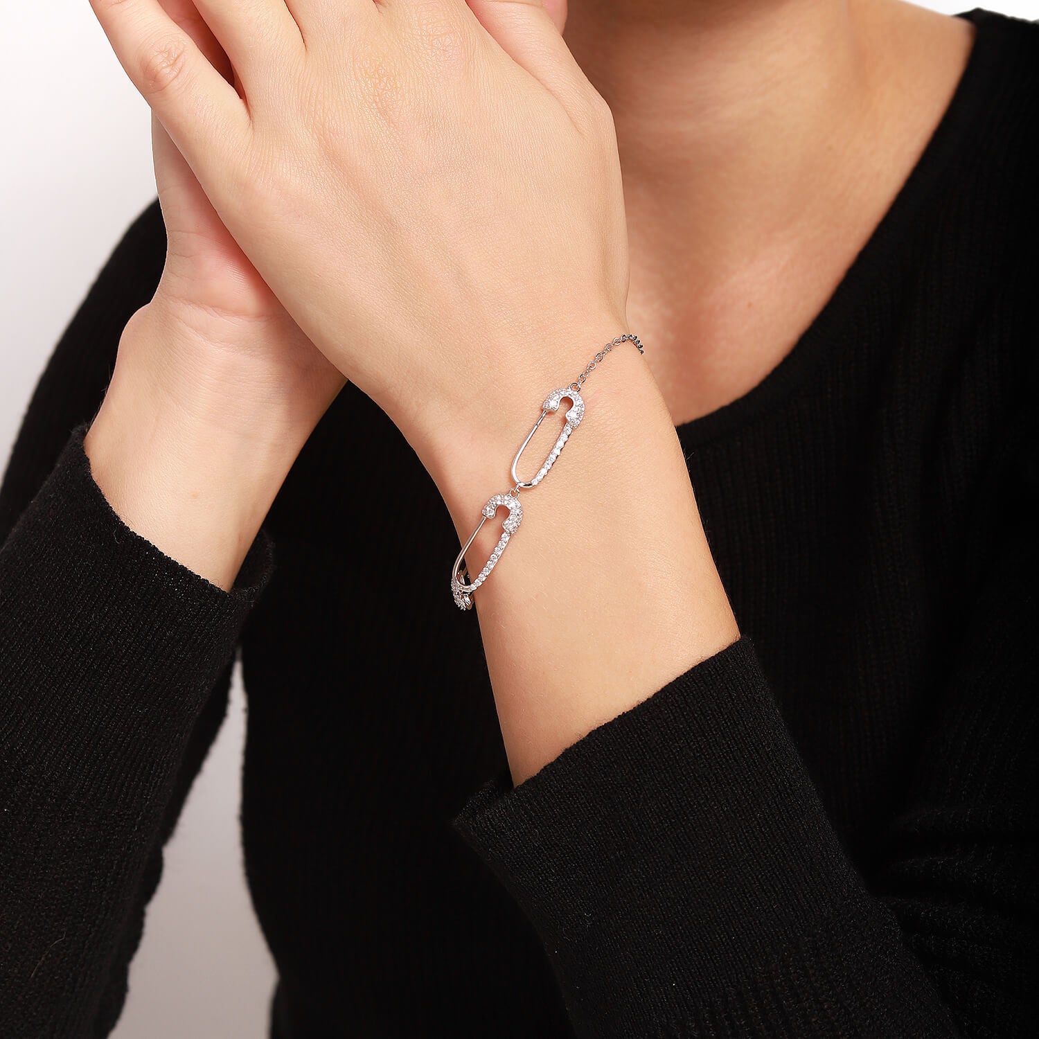 The new simple and exquisite light luxury diamond bracelet