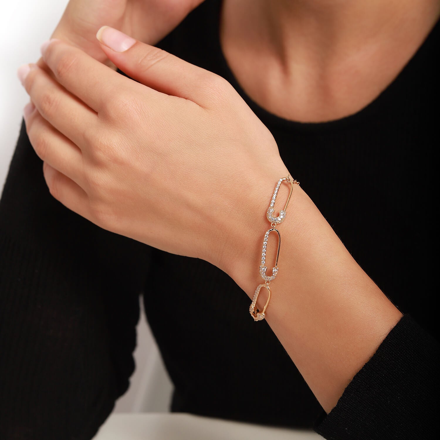 The new simple and exquisite light luxury diamond bracelet